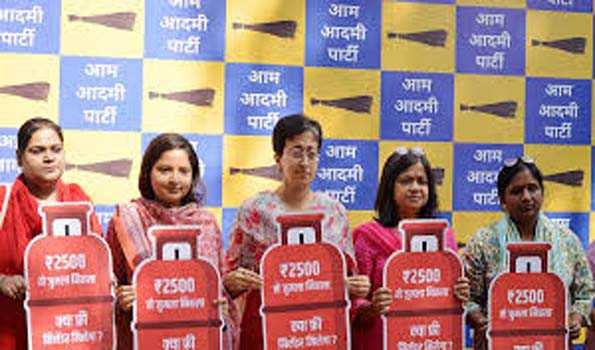 ‘आप’ ने प्रदर्शन कर होली पर मुफ्त सिलेंडर देने के वादे को पूरा करने की माँग की