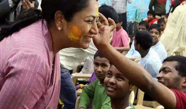 रेखा गुप्ता ने आशा किरण होम में बच्चो के साथ मनाई होली