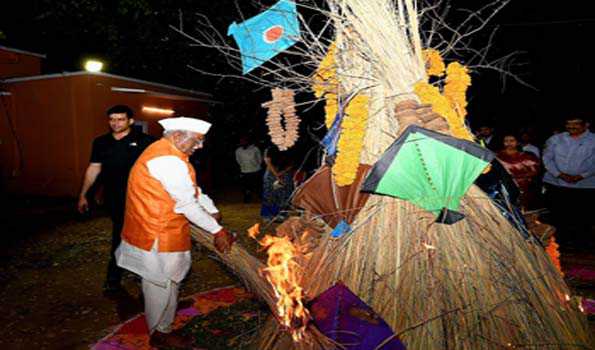 बागडे ने किया होलिका दहन, प्रदेशवासियों को दी शुभकामनाएं