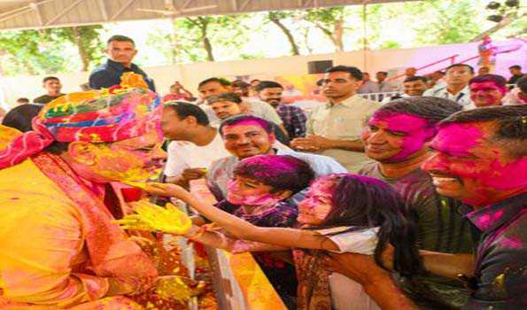 भजनलाल ने आमजन के साथ खेली होली