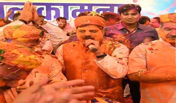 यादव ने होली मिलन समारोह में सभी को दीं मंगलकामनाएं