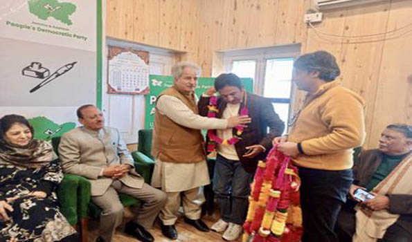 जम्मू-कश्मीर के पूर्व विधायक, एमएलसी पीडीपी में हुए शामिल
