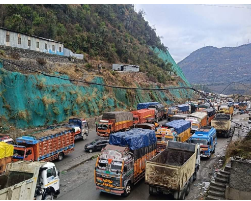 سری نگر – جموں قومی شاہراہ کھلی، مال بر دار گاڑیوں کو سری نگر سے جموں جانے کی اجازت