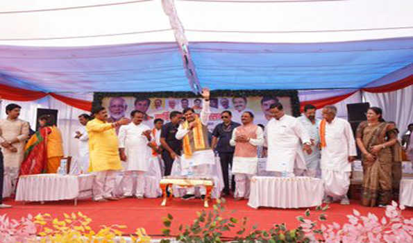 मध्यप्रदेश : रंगपंचमी की धूम, इंदौर की 'गेर' में हजारों लोग हुए शामिल