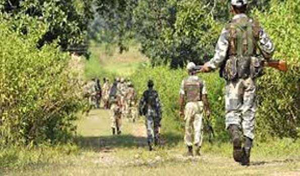छत्तीसगढ़ में मुठभेड़ जारी, एक जवान शहीद, दो नक्सली ढेर