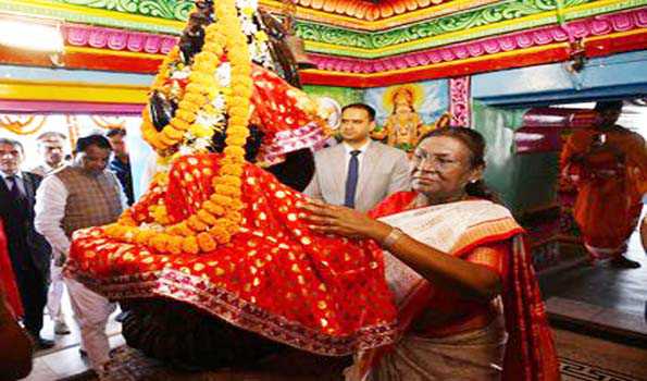 राष्ट्रपति ने ओडिशा में कांतिलो के नीलमाधव मंदिर में भगवान विष्णु की पूजा की
