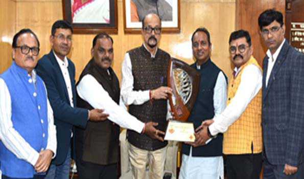 छत्तीसगढ़ के राज्यपाल से राज्य रेडक्रॉस सोसायटी के नव निर्वाचित अध्यक्ष ने की मुलाकात