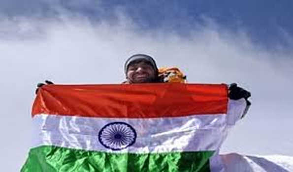 नरेंद्र कुमार ने  माउंट अन्नपूर्णा पर फहराया तिरंगा