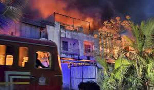 महाराष्ट्र के सोलापुर में कपड़े की फैक्ट्री में आग लगने से आठ लोगों की मौत
