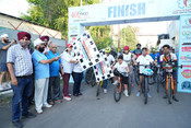 JAMMU, JUN 3 (UNI):- FICCI FLO JKL members with officials of J&K Sports Council flagging off ‘Cyclothon 2023’ on World Cycling Day at Jammu on Saturday. UNI PHOTO-114U