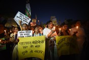 PATNA, JUNE 3 (UNI):-  RJD activists participating at a candles light procession to support protesting wrestlers, in Patna on Saturday. UNI PHOTO-AKX5U