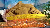 BHUBANESWAR, JUNE 3 (UNI) :- Sand artist Subala Maharana makes a sand sculpture to pay tribute to train passengers died in mishap on Friday night, in Bhubaneswar on Saturday.UNI PHOTO-AKX10U BHUBANESWAR, JUNE 3 (UNI) :- Sand artist Subala Maharana makes a sand sculpture to pay tribute to train passengers died in mishap on Friday night, in Bhubaneswar on Saturday.UNI PHOTO-AKX10U