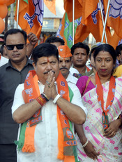 KOLKATA, APR 25 (UNI):- BJP Barrackpore Lok Sabha candidate Arjun Singh during election campaign, in Kolkata on Thursday. UNI PHOTO-116U