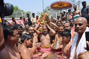 VONTIMITTA (ANDHRA PRADESH), APR 25 (UNI):- On Thursday, the last day of Sri Kodandaramaswamy's annual Brahmotsavam, Chakrasnanam was held at Pushkarini near the temple. A significant number of devotees participated and performed holy baths on the occasion. UNI PHOTO-124U