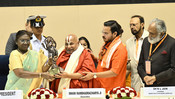NEW DELHI, MAY 16 (UNI):- President Droupadi Murmu presents the 58th Jnanpith Award to Shri Rambhadracharya, in New Delhi on Friday. UNI PHOTO-107U NEW DELHI, MAY 16 (UNI):- President Droupadi Murmu presents the 58th Jnanpith Award to Shri Rambhadracharya, in New Delhi on Friday. UNI PHOTO-107U