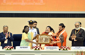 NEW DELHI, MAY 16 (UNI):- President Droupadi Murmu presents the 58th Jnanpith Award to Shri Rambhadracharya, in New Delhi on Friday. UNI PHOTO-109U NEW DELHI, MAY 16 (UNI):- President Droupadi Murmu presents the 58th Jnanpith Award to Shri Rambhadracharya, in New Delhi on Friday. UNI PHOTO-109U
