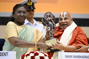 NEW DELHI, MAY 16 (UNI):- President Droupadi Murmu presents the 58th Jnanpith Award to Shri Rambhadracharya, in New Delhi on Friday. UNI PHOTO-110U NEW DELHI, MAY 16 (UNI):- President Droupadi Murmu presents the 58th Jnanpith Award to Shri Rambhadracharya, in New Delhi on Friday. UNI PHOTO-110U